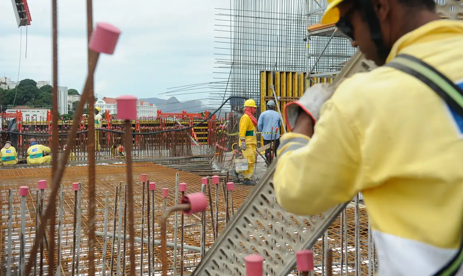 Atividade da indústria da construção melhora pelo terceiro mês consecutivo