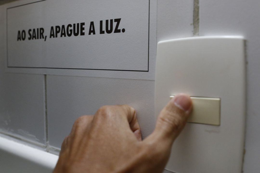 Conta de luz continuará com acréscimo da bandeira amarela em junho