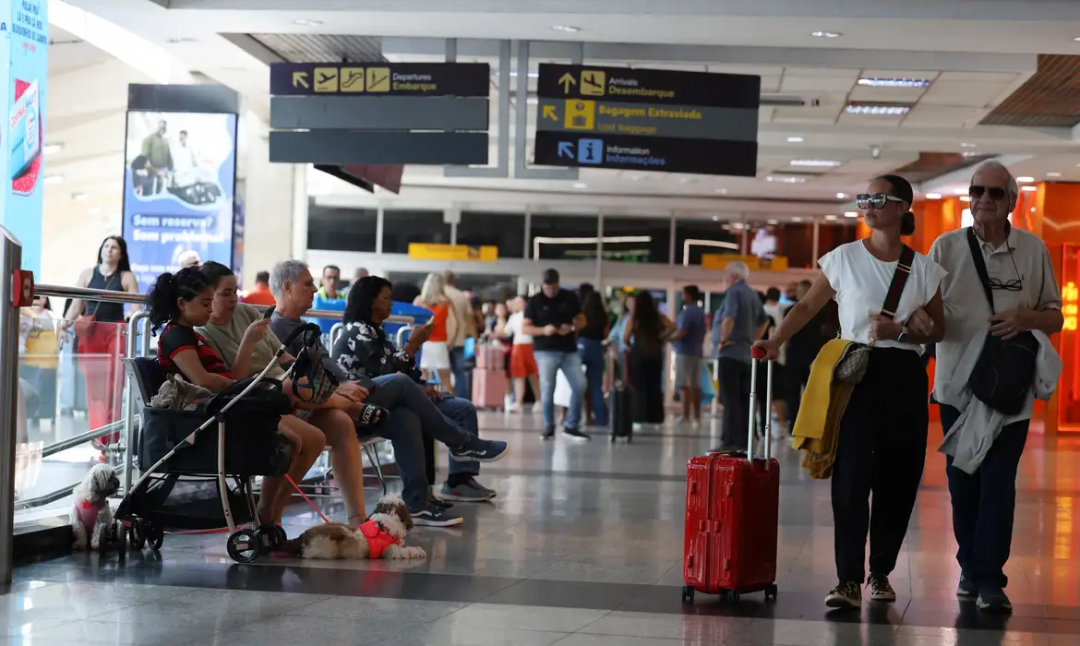 Setor de serviços volta a crescer em abril