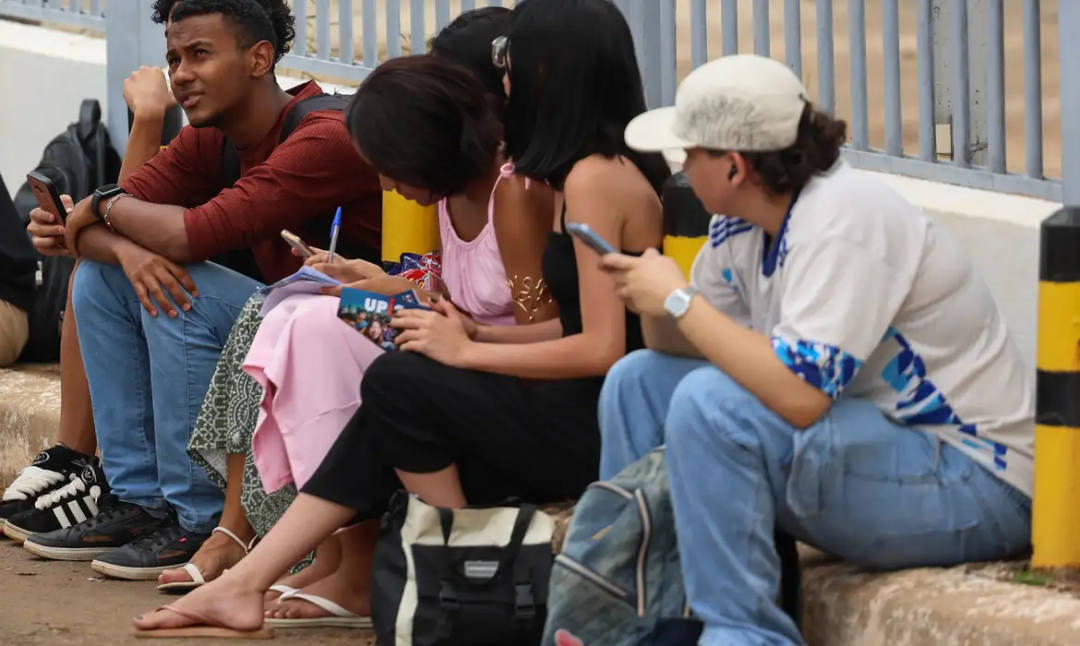 Cai a proporção de jovens que não trabalham, não estudam e nem se qualificam