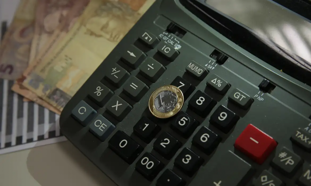 Juros das famílias chegam a 64% ao ano
